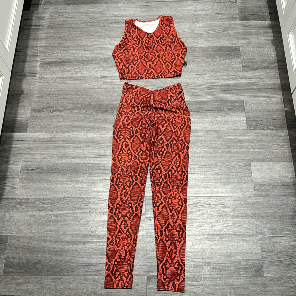 Lici fit scrunch butt v-legging and top s/s nwot set